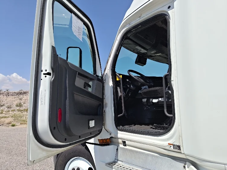 2021 Freightliner Cascadia - image 9