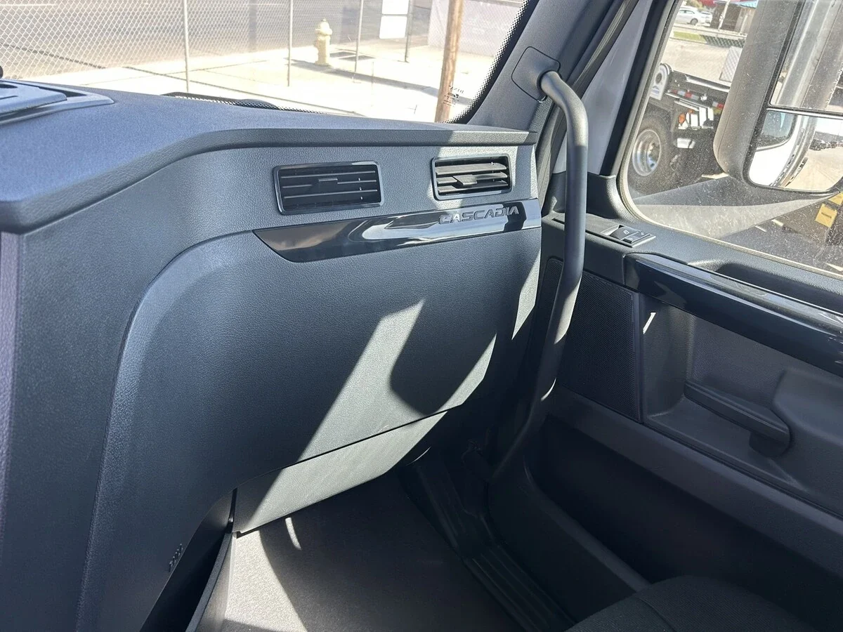 2027 Freightliner Cascadia — photo 24