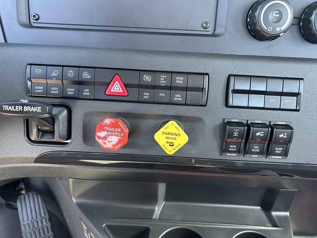 2027 Freightliner Cascadia — photo 25
