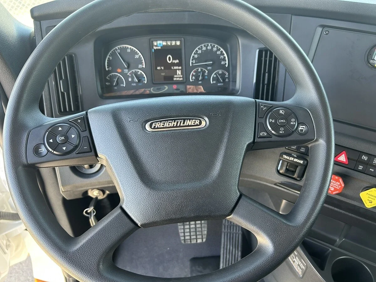 2027 Freightliner Cascadia — photo 28