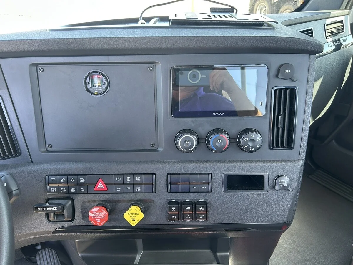 2027 Freightliner Cascadia — photo 26
