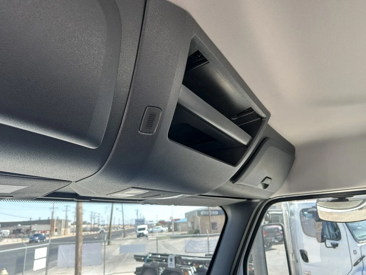 2027 Freightliner Cascadia — photo 31