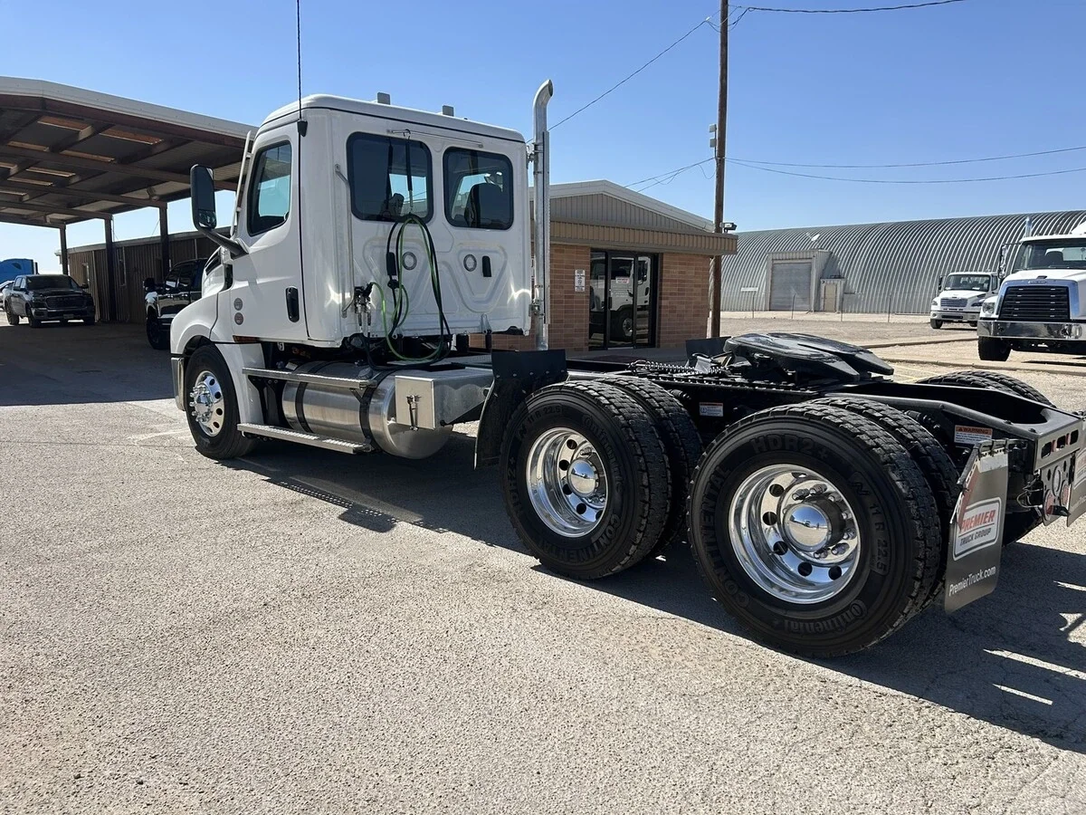 2027 Freightliner Cascadia — photo 3