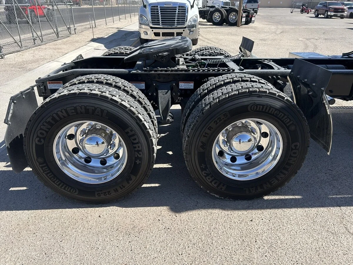 2027 Freightliner Cascadia — photo 11