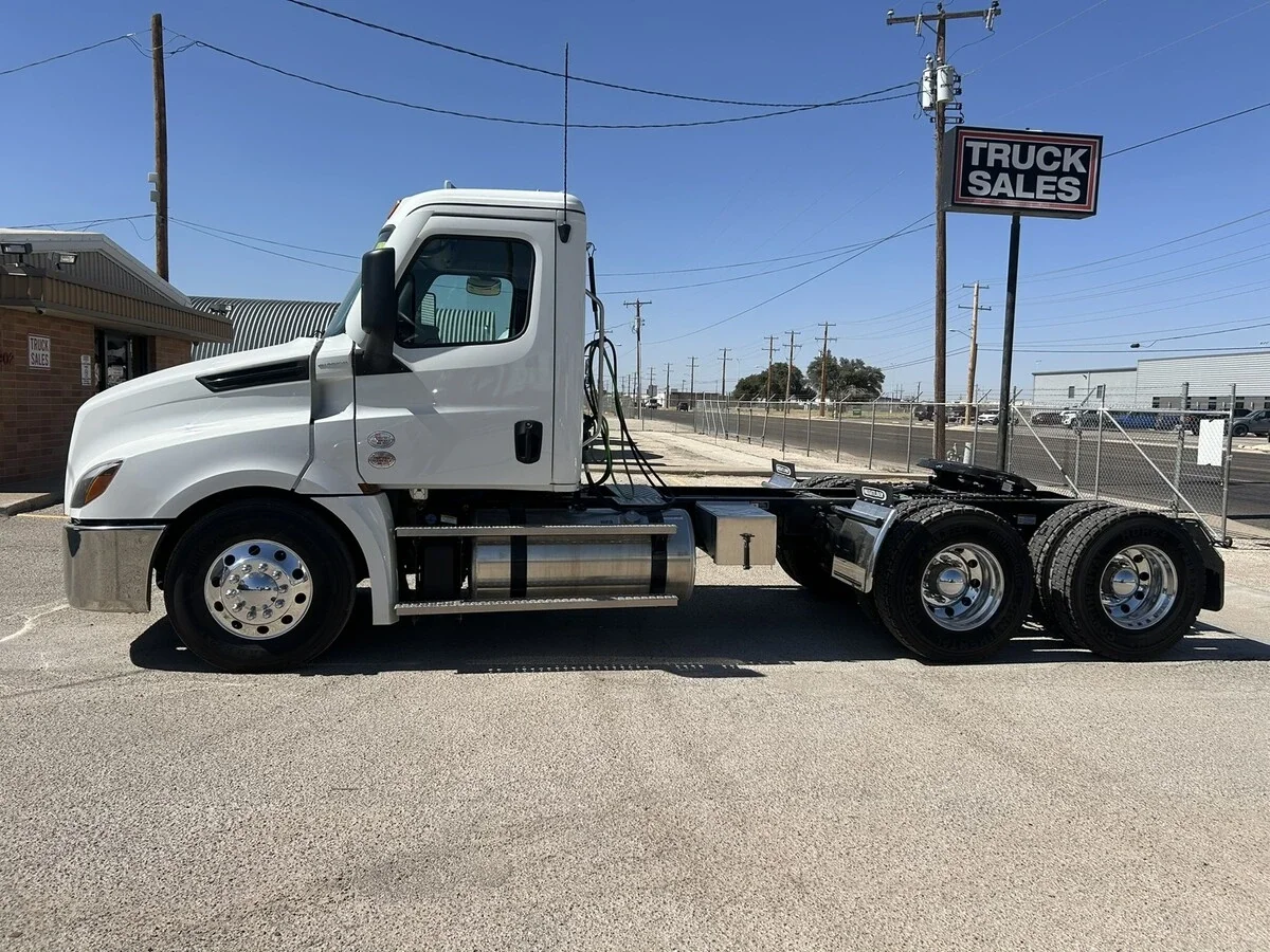 2027 Freightliner Cascadia — photo 2