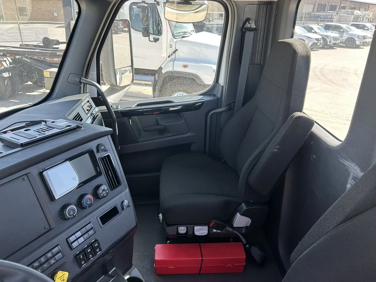 2027 Freightliner Cascadia — photo 23