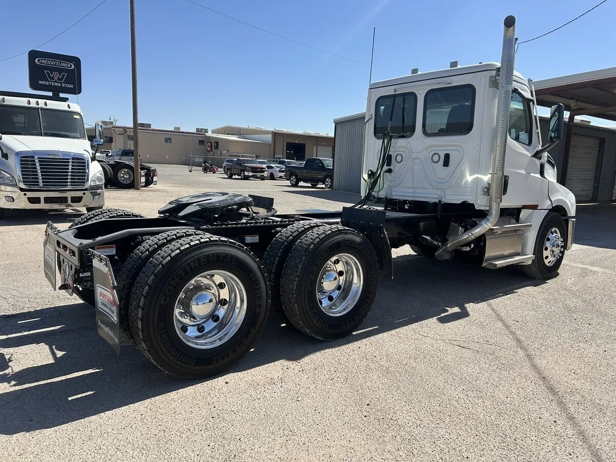 2027 Freightliner Cascadia — photo 8