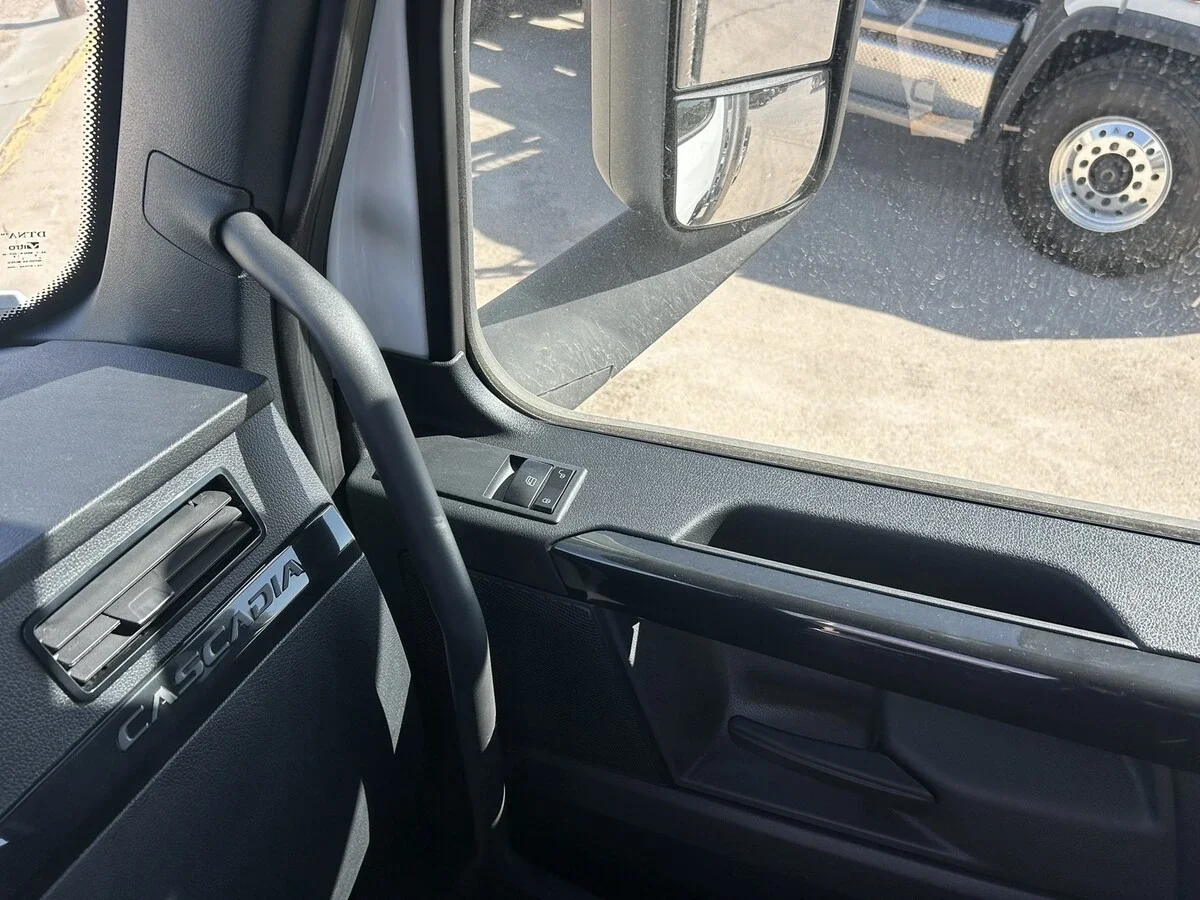 2027 Freightliner Cascadia — photo 30