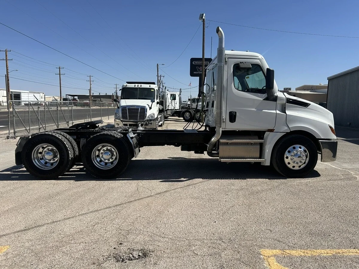 2027 Freightliner Cascadia — photo 7
