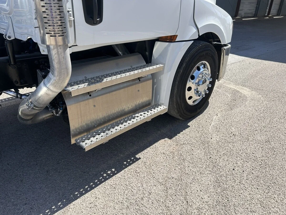 2027 Freightliner Cascadia — photo 13