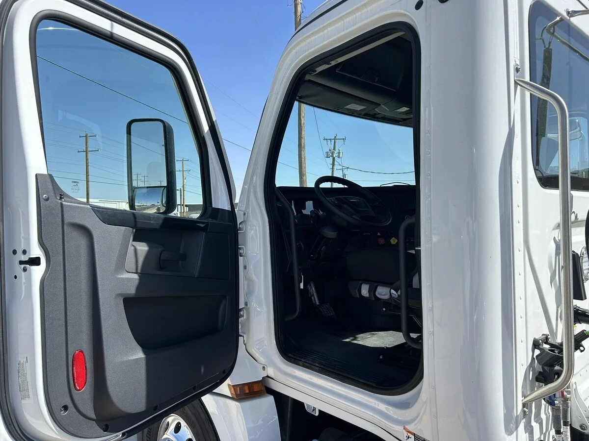 2027 Freightliner Cascadia — photo 19