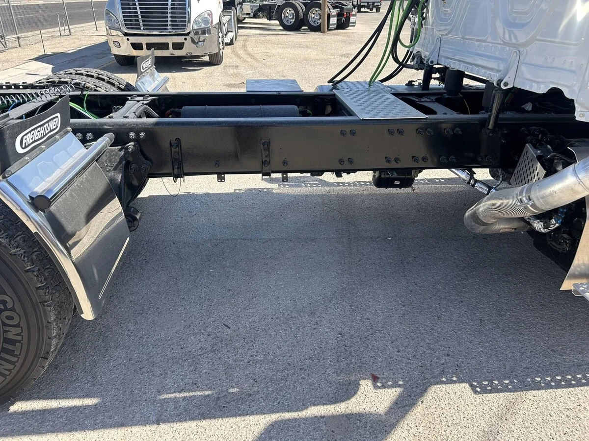 2027 Freightliner Cascadia — photo 12
