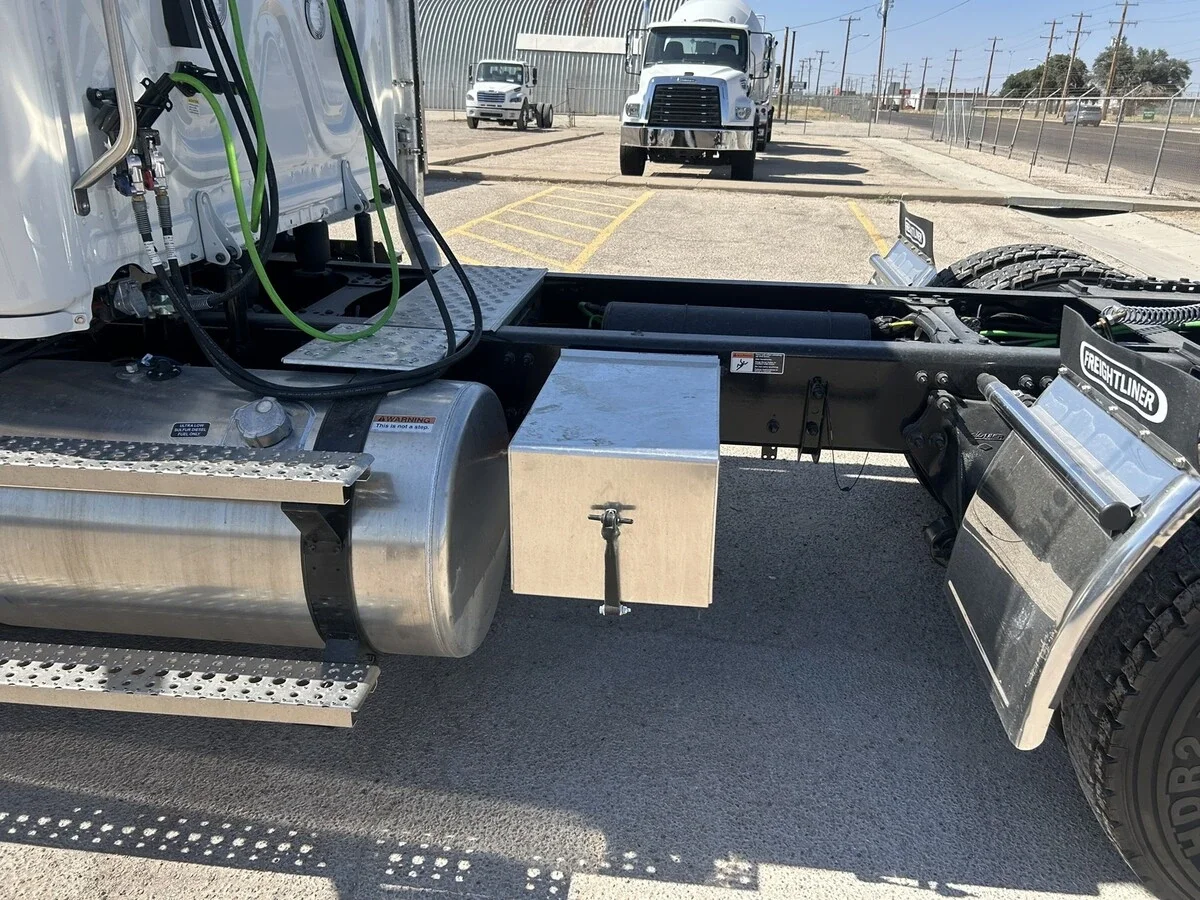 2027 Freightliner Cascadia — photo 10