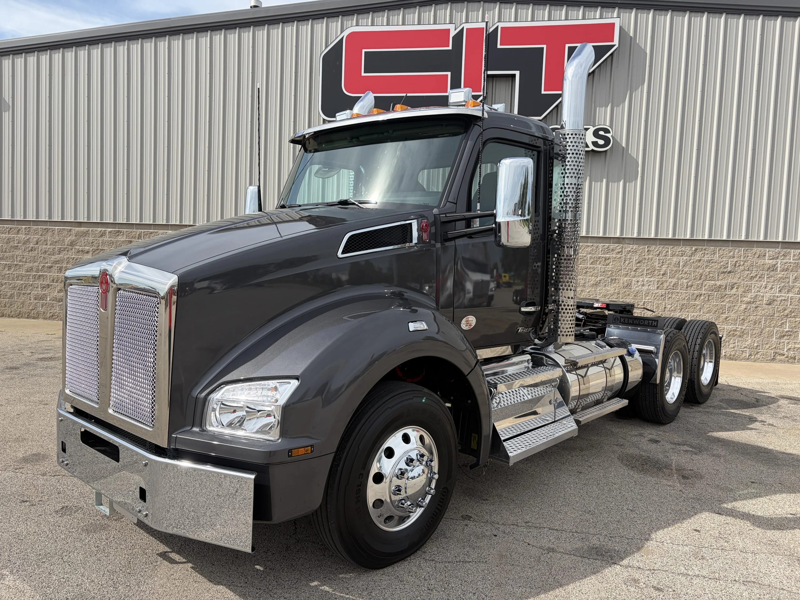 2027 Kenworth T880