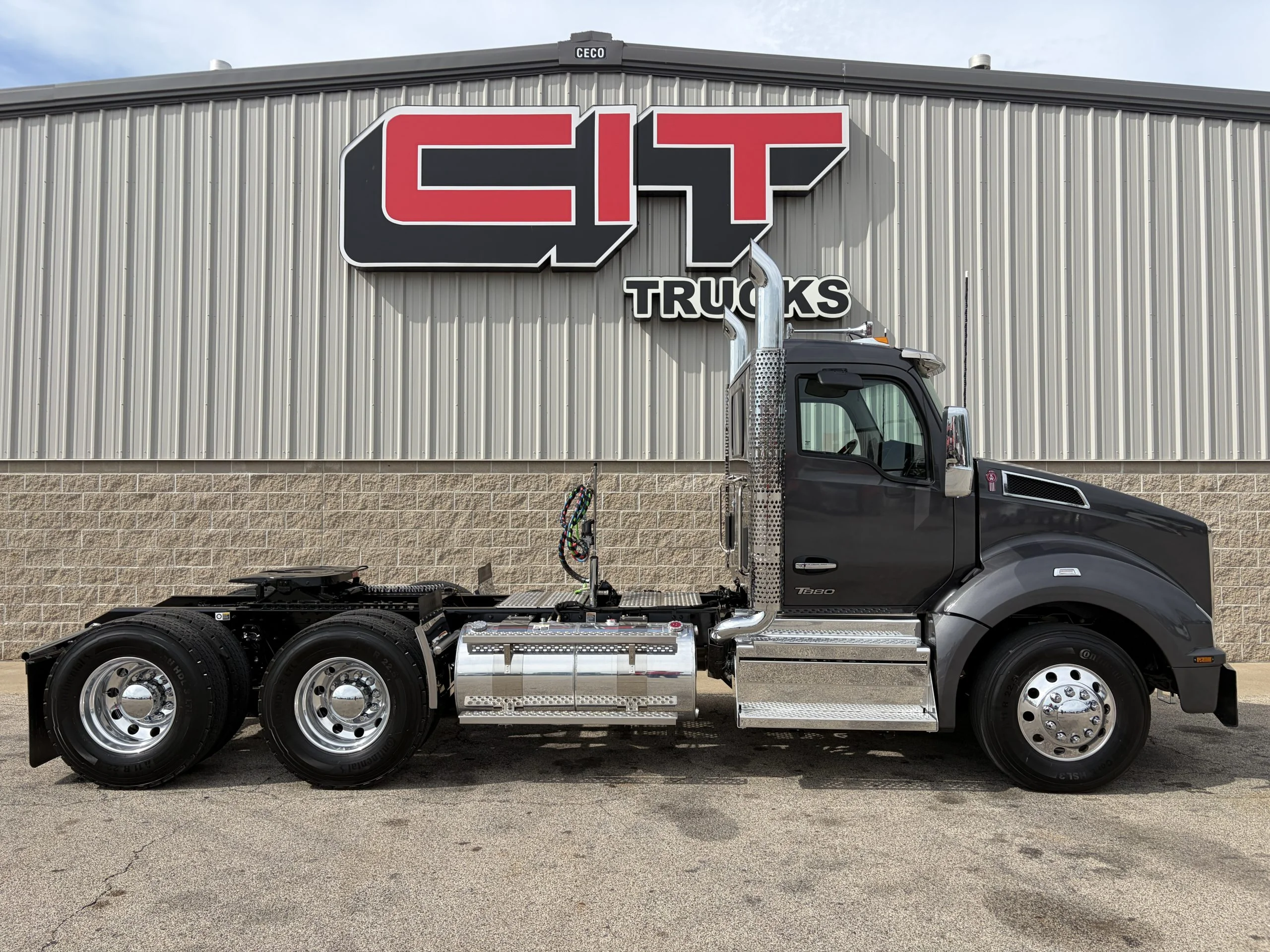 2027 Kenworth T880 in Morton, IL — photo 4