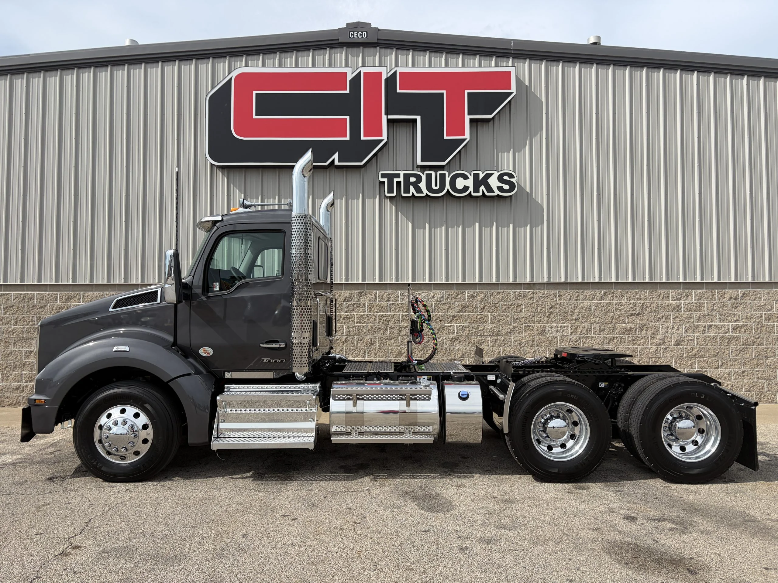 2027 Kenworth T880 in Morton, IL — photo 6
