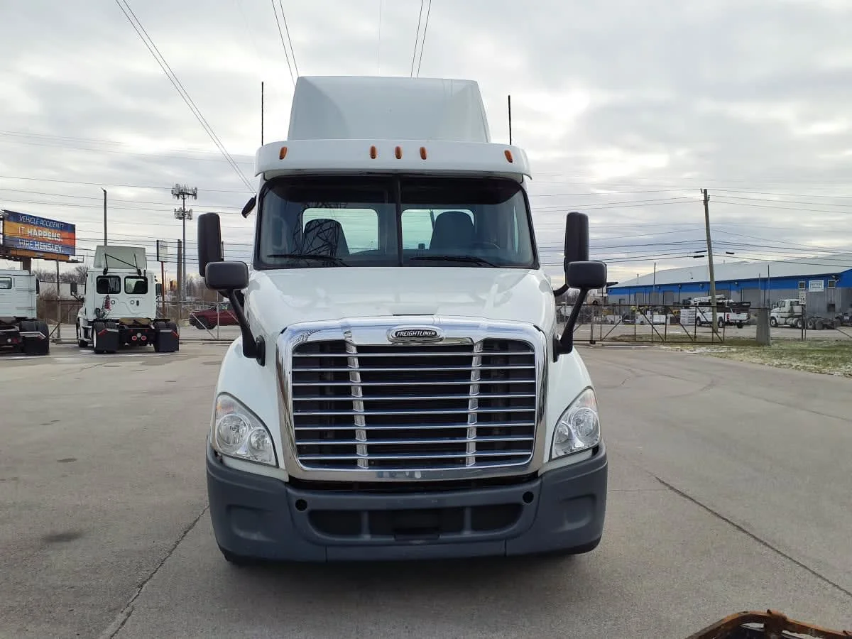 2019 Freightliner Cascadia in Indianapolis, IN — photo 2