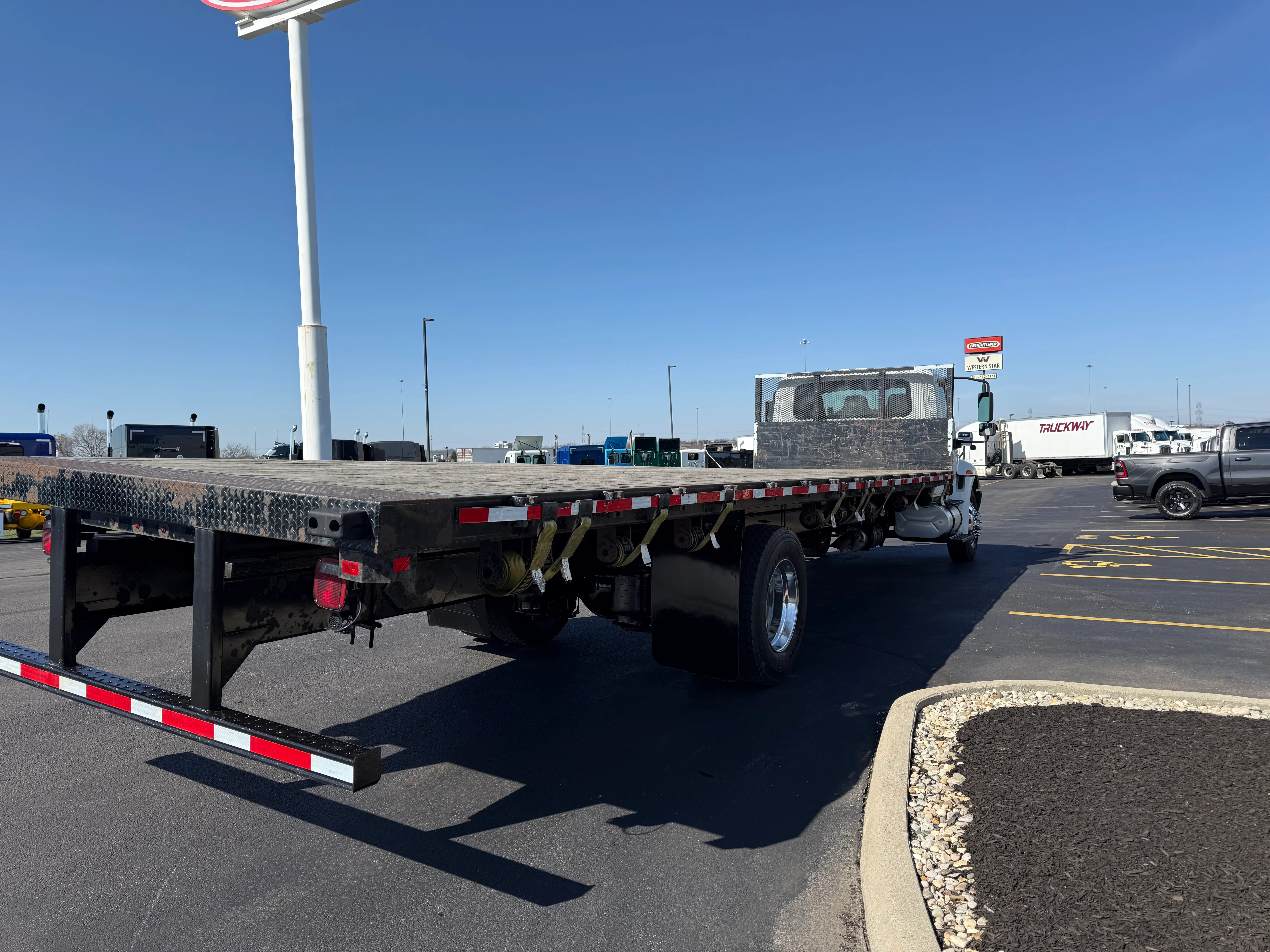 2019 International 4300 - image 4