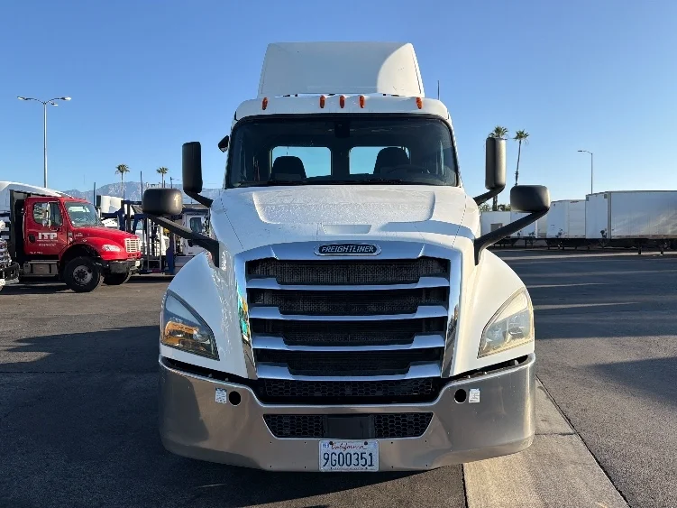 2019 Freightliner Cascadia in Fontana, CA — photo 2