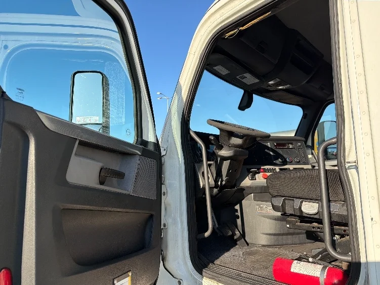 2019 Freightliner Cascadia in Fontana, CA — photo 9
