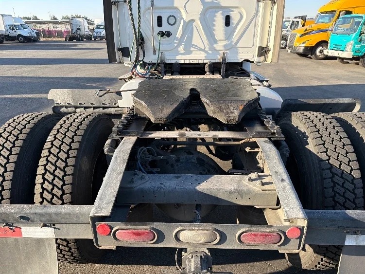 2019 Freightliner Cascadia in Fontana, CA — photo 6