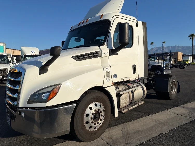 2019 Freightliner Cascadia in Fontana, CA — photo 3