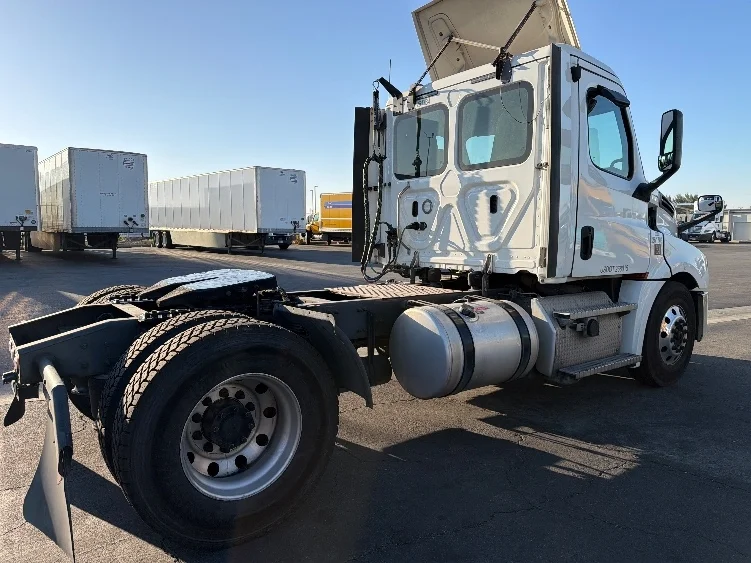 2019 Freightliner Cascadia in Fontana, CA — photo 7