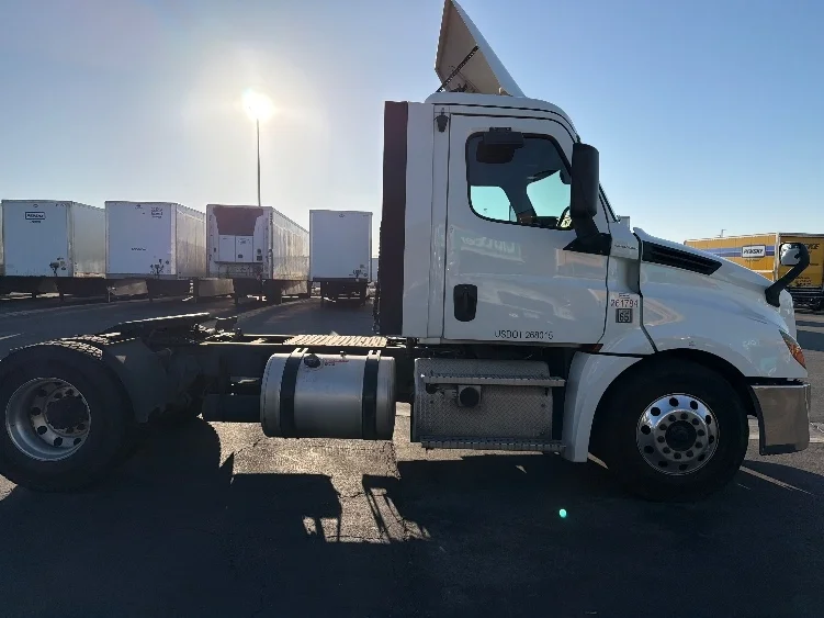 2019 Freightliner Cascadia in Fontana, CA — photo 8