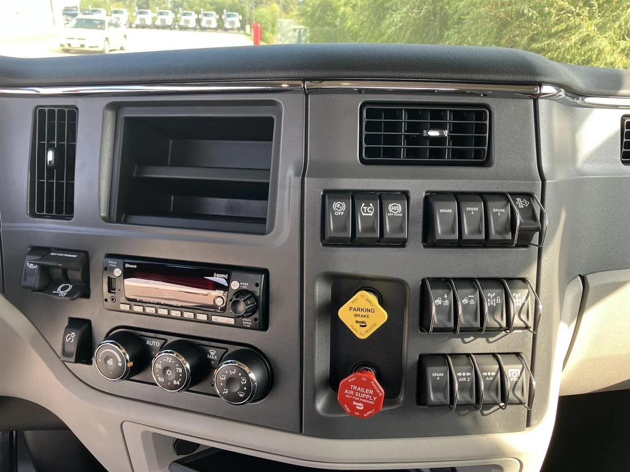 2026 Peterbilt 579 - image 11