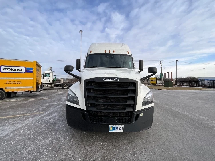 2021 Freightliner Cascadia in Moberly, MO — photo 2