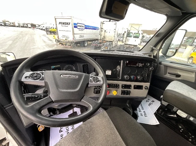 2021 Freightliner Cascadia in Moberly, MO — photo 10