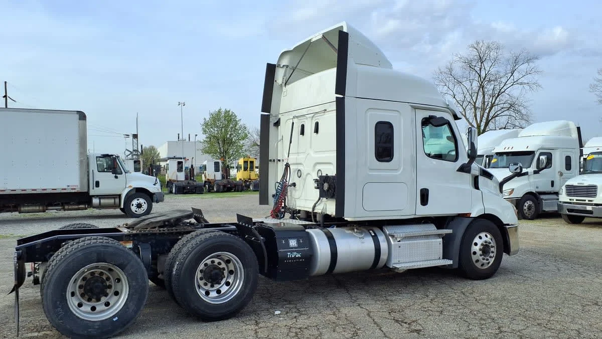 2020 Freightliner Cascadia - image 4