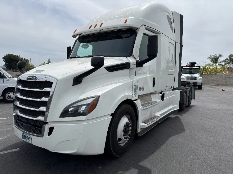 2020 Freightliner Cascadia in Fontana, CA — photo 3