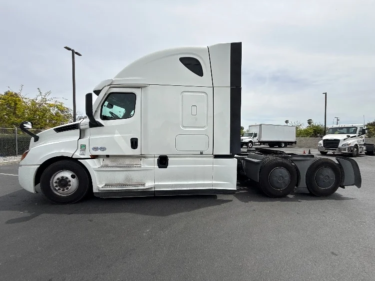 2020 Freightliner Cascadia in Fontana, CA — photo 4