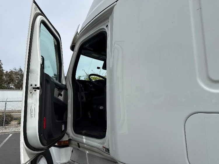2020 Freightliner Cascadia in Fontana, CA — photo 9