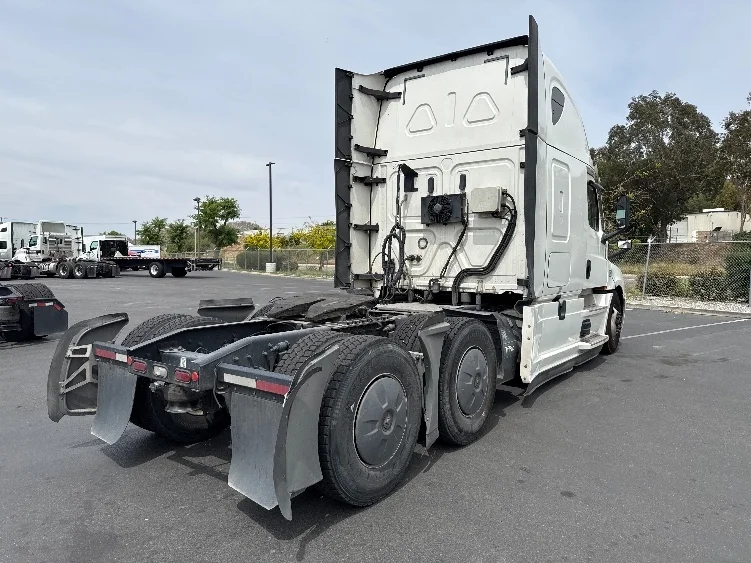 2020 Freightliner Cascadia in Fontana, CA — photo 7