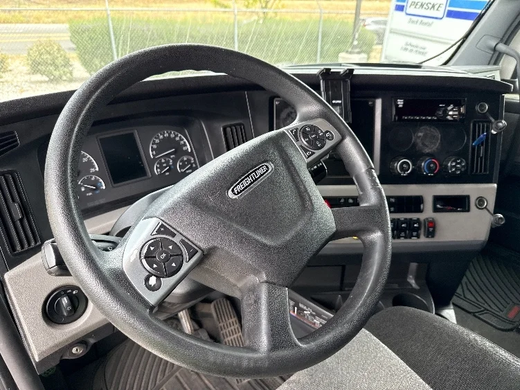 2020 Freightliner Cascadia in Fontana, CA — photo 10