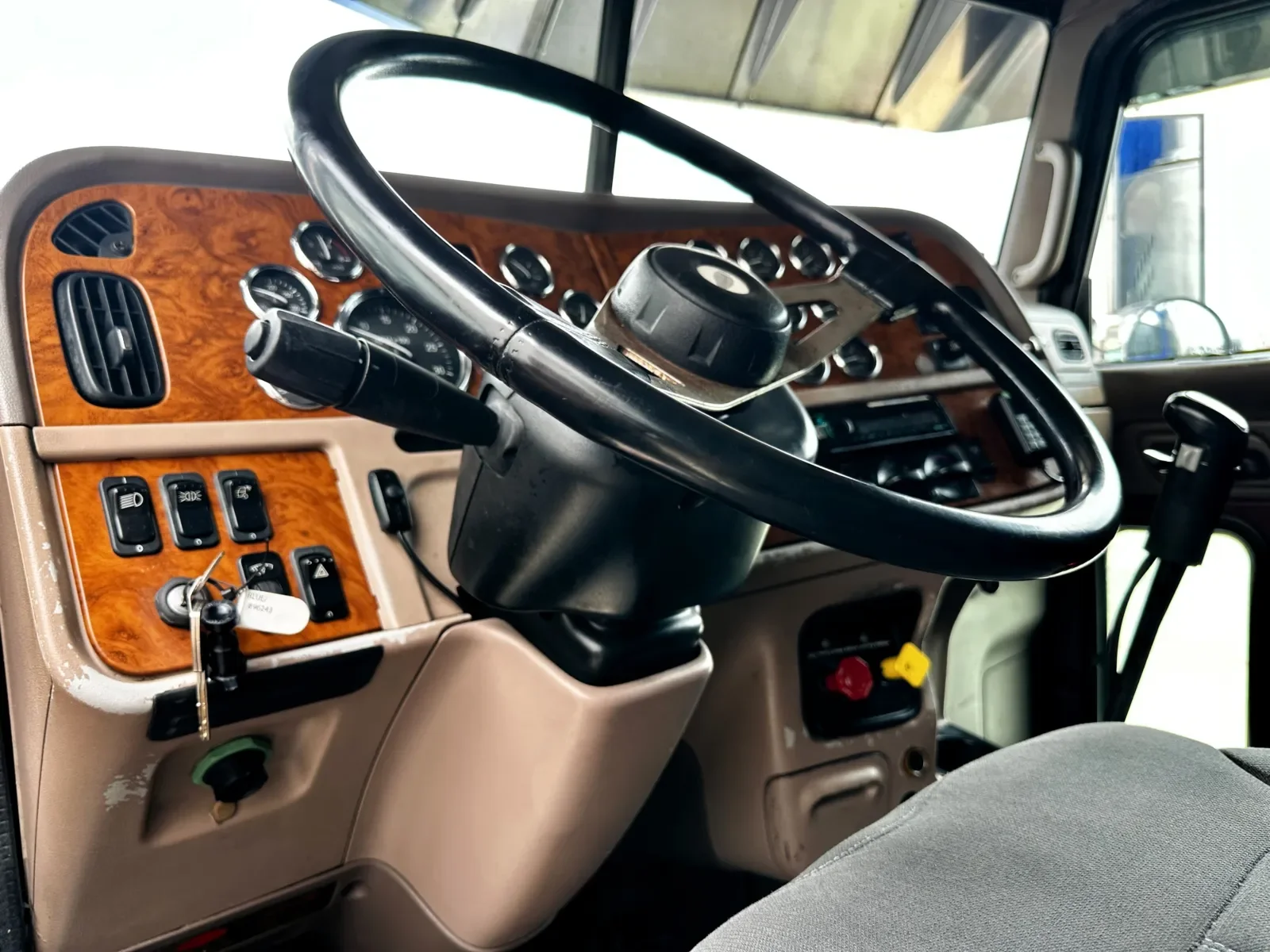 2006 Peterbilt 379 in Hutchins, TX — photo 15