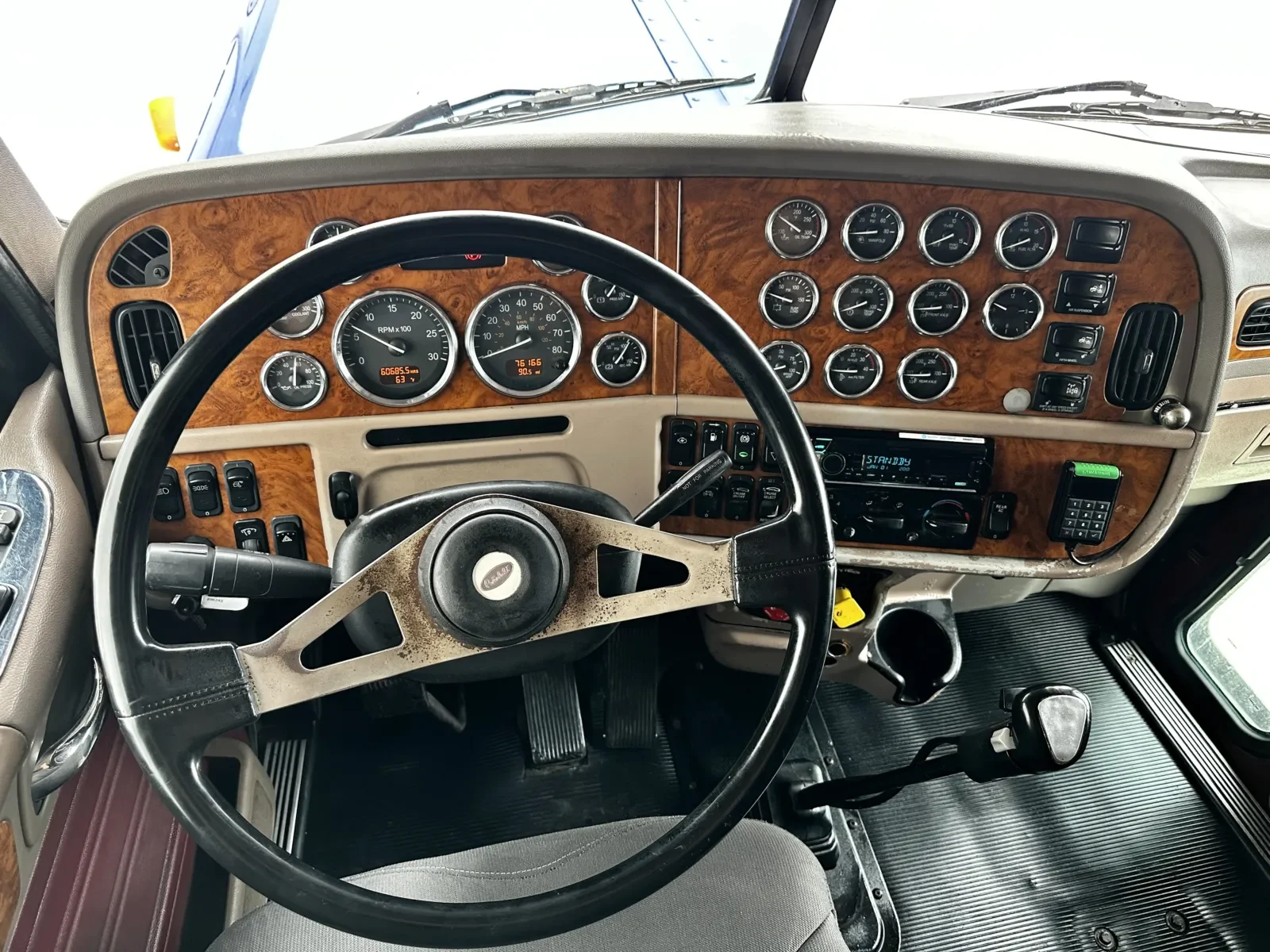 2006 Peterbilt 379 in Hutchins, TX — photo 16