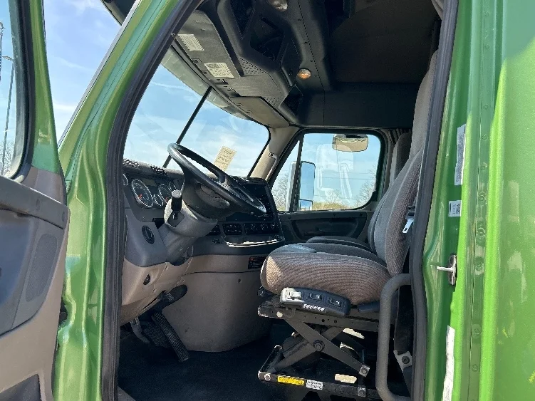 2020 Freightliner Cascadia - image 9