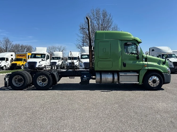 2020 Freightliner Cascadia - image 8