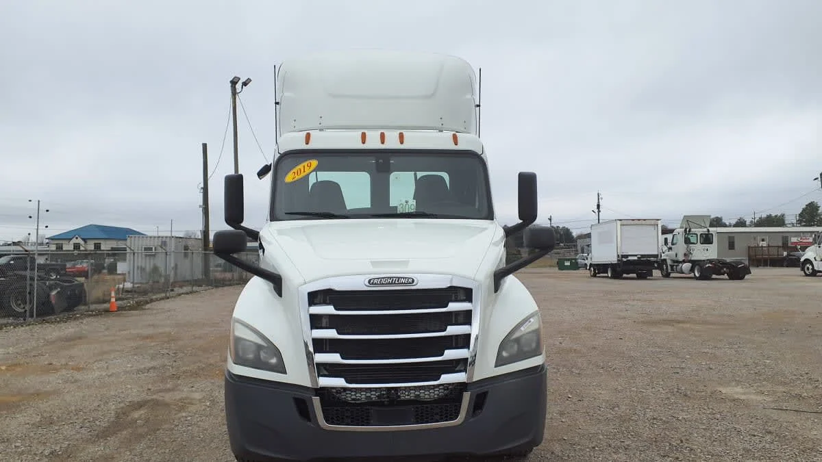 2019 Freightliner Cascadia in Birmingham, AL — photo 2