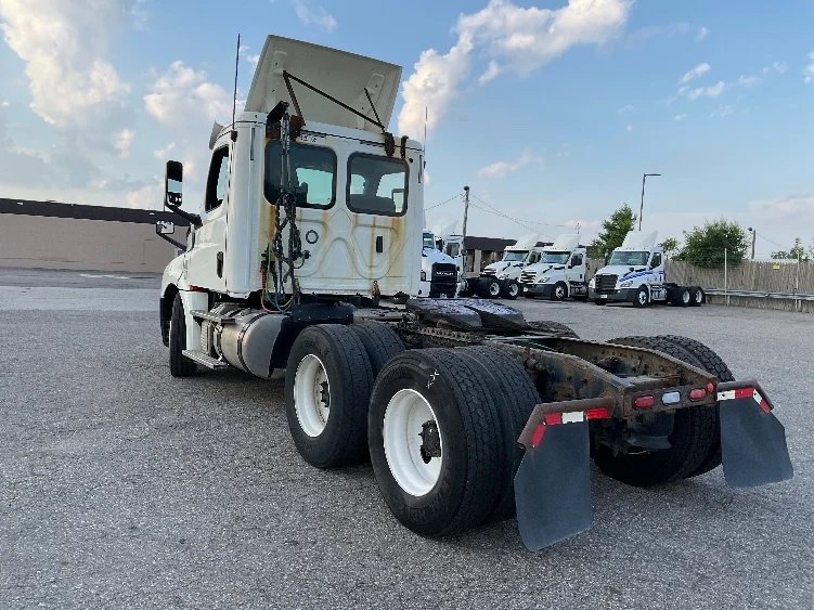 2019 Freightliner Cascadia in Flint, MI — photo 5