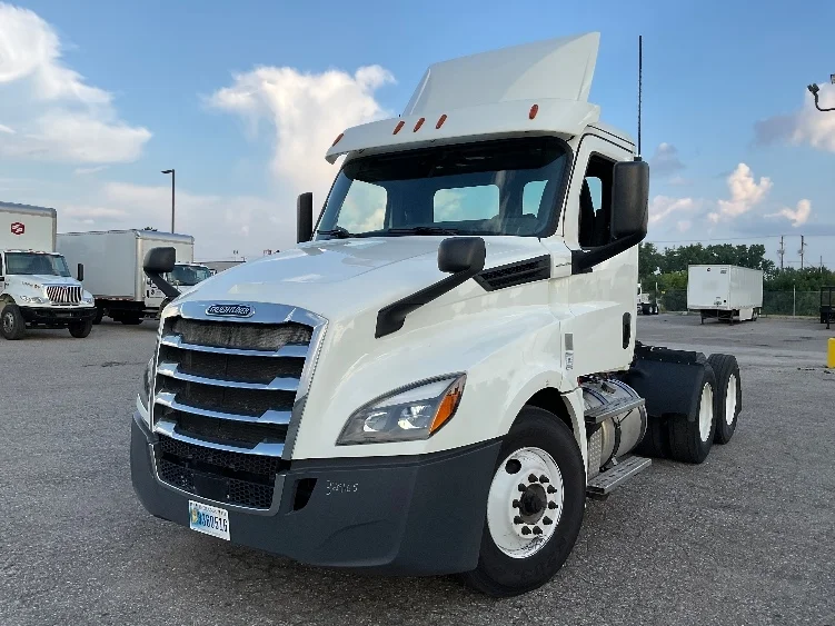 2019 Freightliner Cascadia in Flint, MI — photo 3