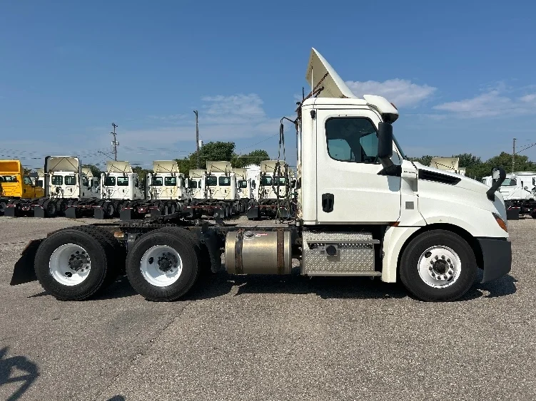 2019 Freightliner Cascadia in Flint, MI — photo 8