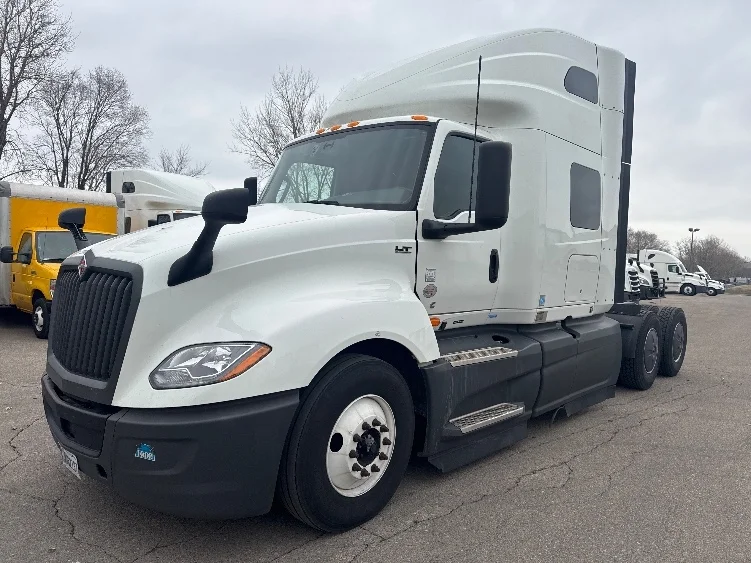 2023 International LT - image 3