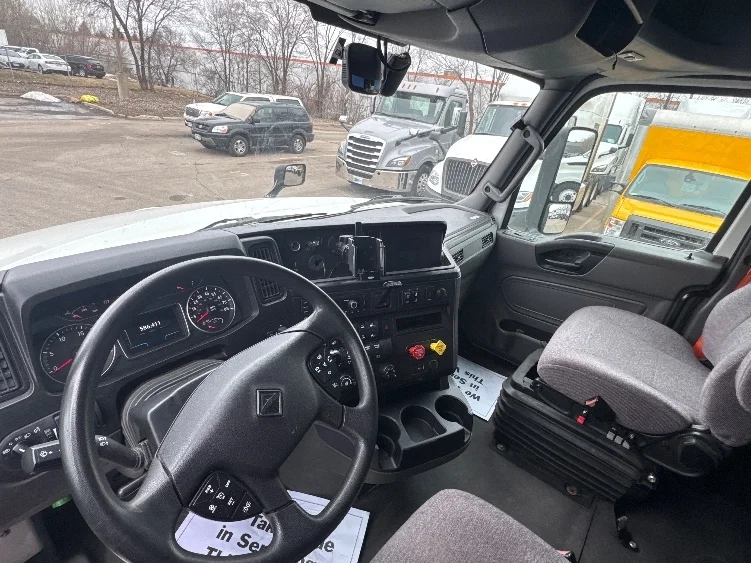 2023 International LT - image 10