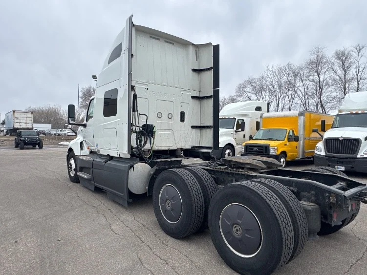 2023 International LT - image 5