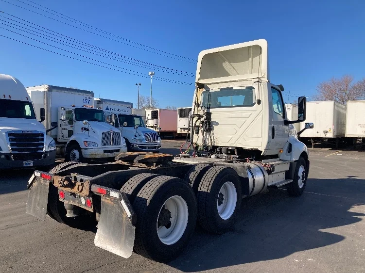 2018 International LT - image 7