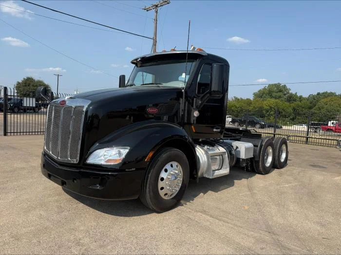 2021 Peterbilt 579 in Dallas, TX — photo 2
